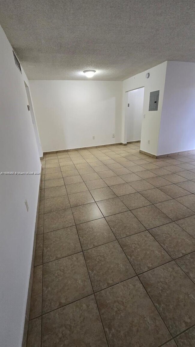 Foto del edificio - 690 NE 123rd St