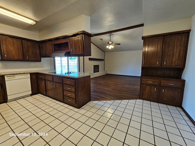 Building Photo - (3) Bedroom on Corner lot in Moore with Ci...