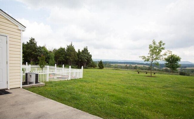 Foto del edificio - Spacious End Unit Towhouse in Desirable Liberty Square!