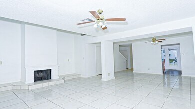 Building Photo - 10920 Village Bend Ln