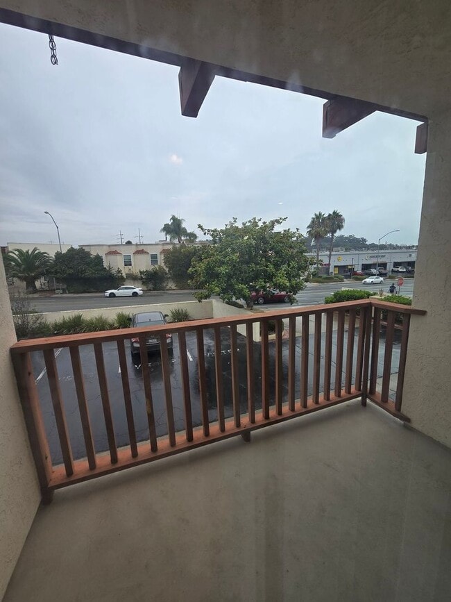 Building Photo - Spacious 2BD/2.5BA Town Home near Universi...
