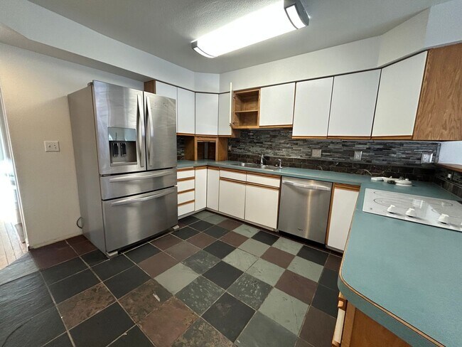 Foto del edificio - Century 21 Gold Rush - 3 Bed | 2 Bath | 2-Car Garage | End-Unit Condo (FAIRBANKS)