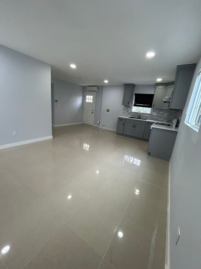 Foto del edificio - Charming 2-Bedroom ADU House for Rent in Garden Grove