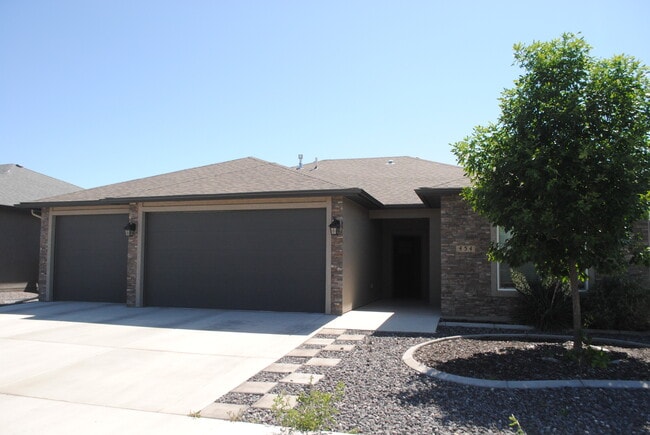 Building Photo - 454 Lewis St