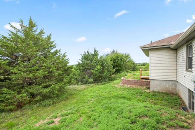 Building Photo - BEAUTIFUL remodeled home with your own vie...