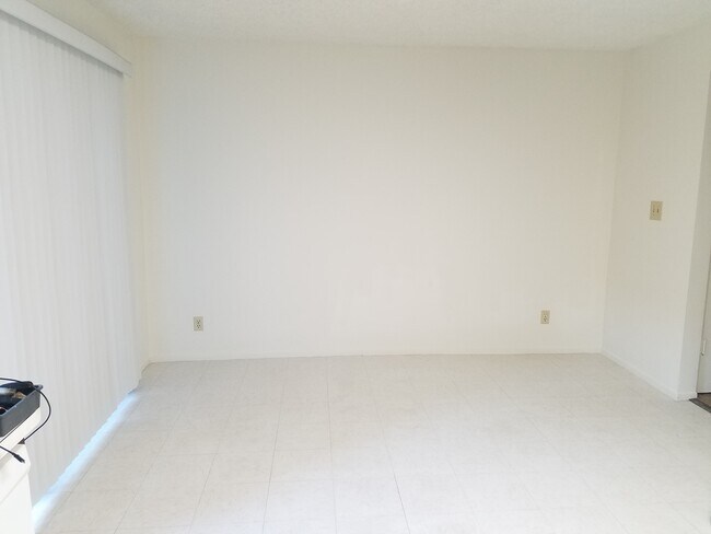 Comedor con puerta de patio que da al garaje - 120 s - 725 Windwood Dr