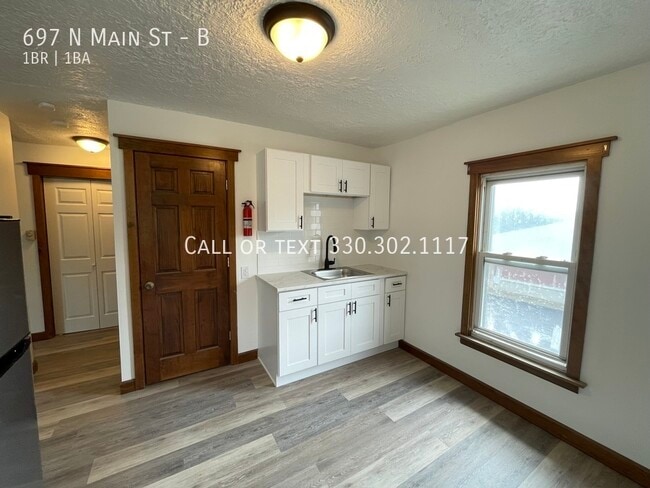 Building Photo - One bedroom one bathroom second level apar...