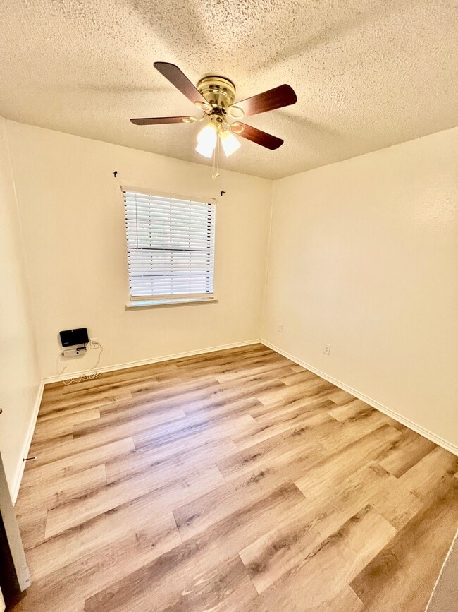 Building Photo - 1116 Lemon Dr