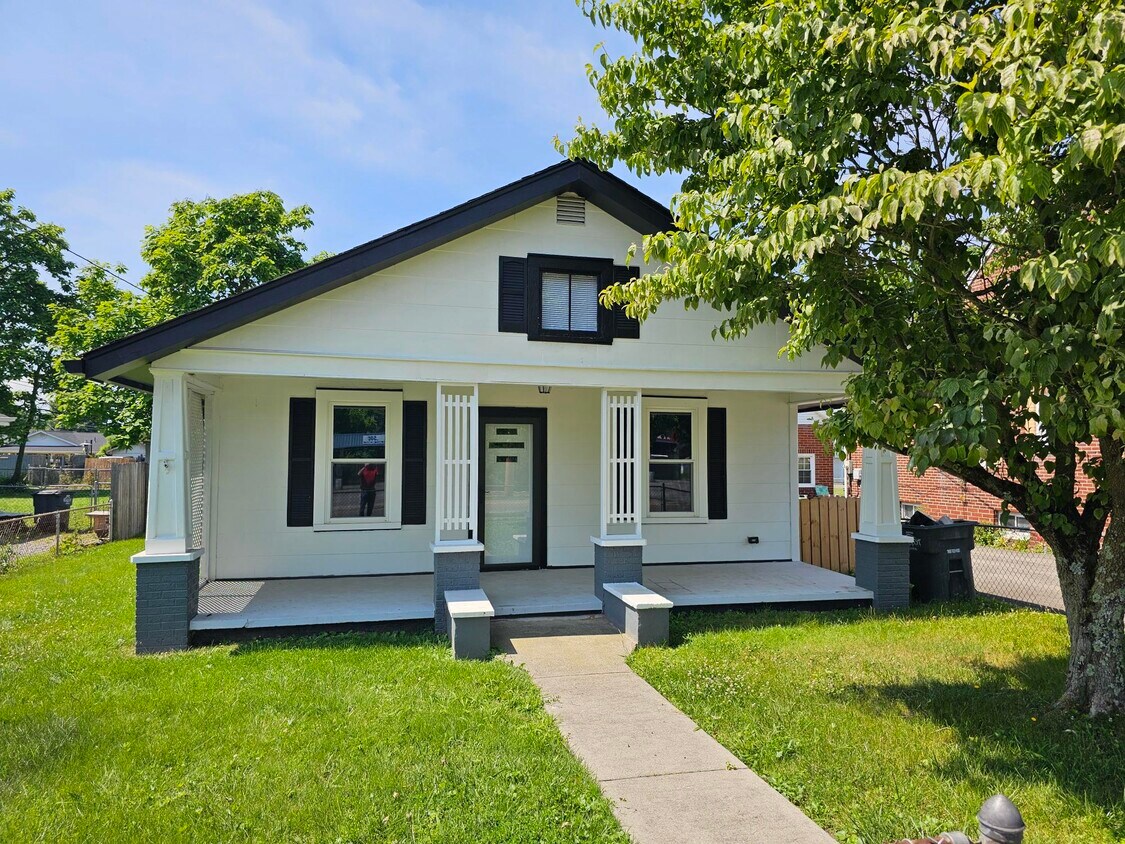 Foto principal - 2407 E Center St