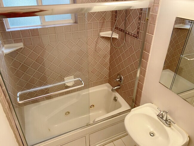 624-A Veteran Avenue, Westwood, CA 90024 - Bathroom - 624 Veteran Ave