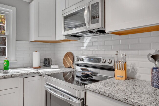 Foto del edificio - The Deese | $125/Week (First 4 Weeks Limited Promo!) Furnished Room + WiFi + Laundry
