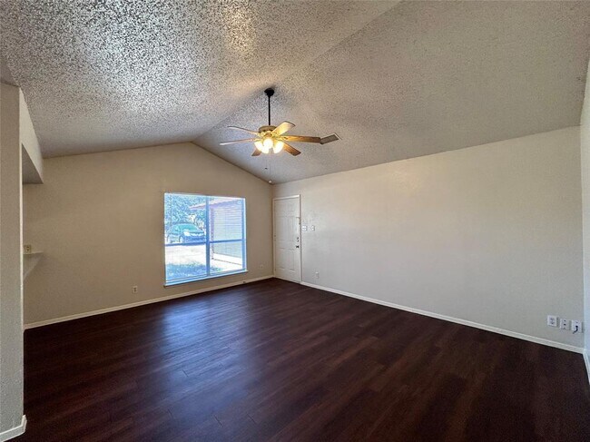 Foto del edificio - 8802 Pineridge Dr