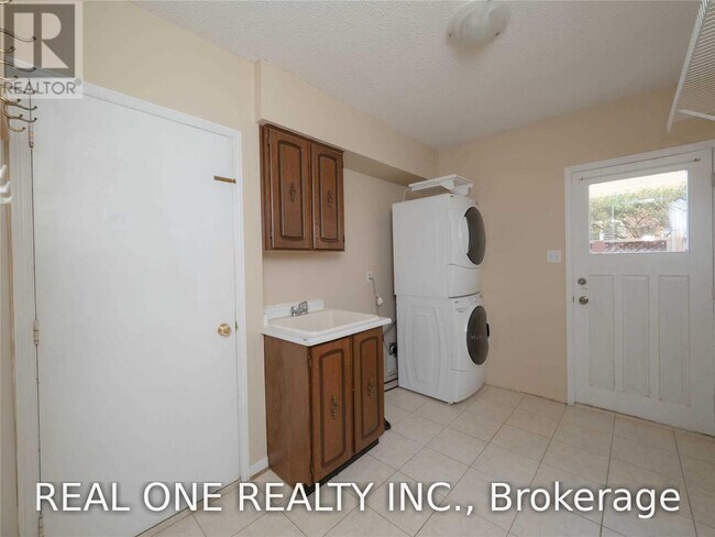 Building Photo - 1520 Greenridge Cir