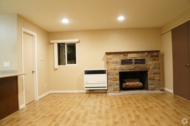 Building Photo - 596 S Mentor Ave