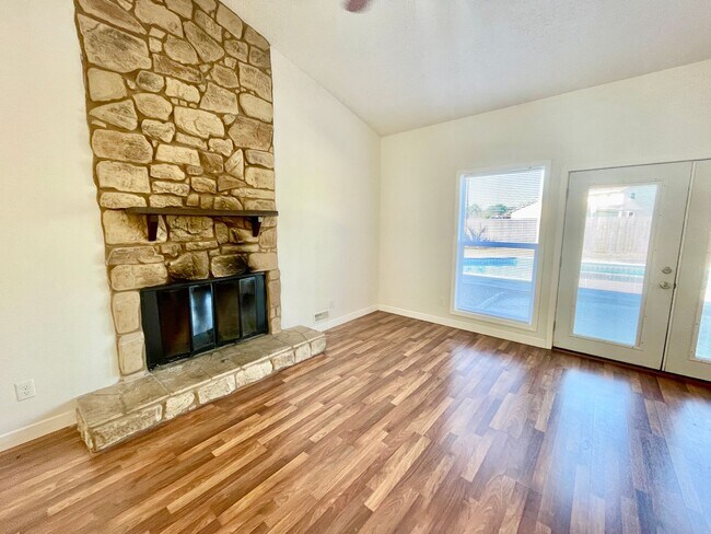 Foto del edificio - 4 Bed, 2 Bath Nest in Hope Mills with Pool!