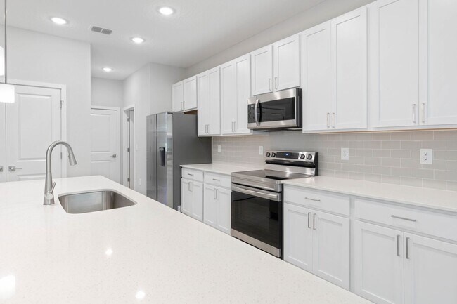 Foto del edificio - New Modern 4-Bedroom Home with In-Law Suite & Flex Room on Corner Lot