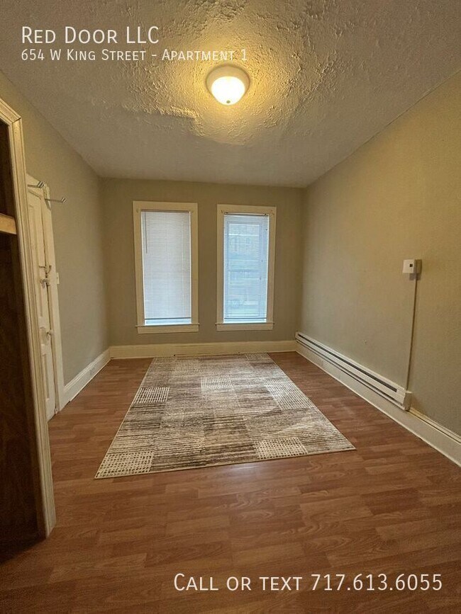 Building Photo - 654 W King St