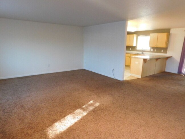 Foto del edificio - 3Bd/2.5Ba Two-story house- Available Soon!