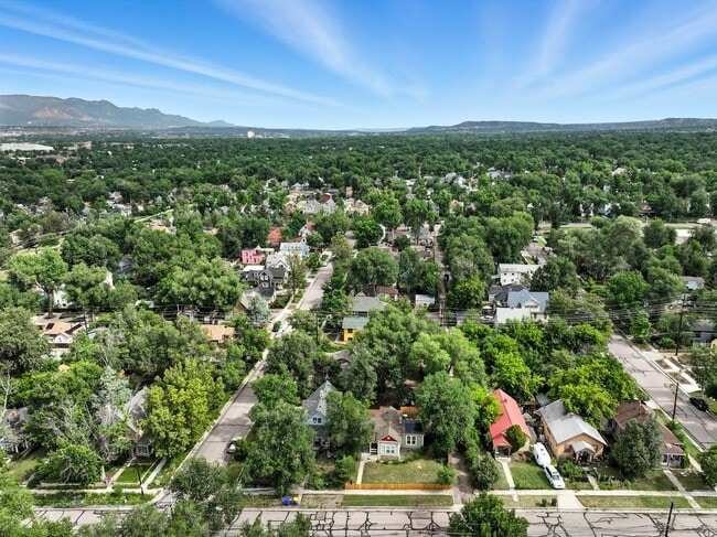 Building Photo - Beautifully Renovated Home with Modern Com...
