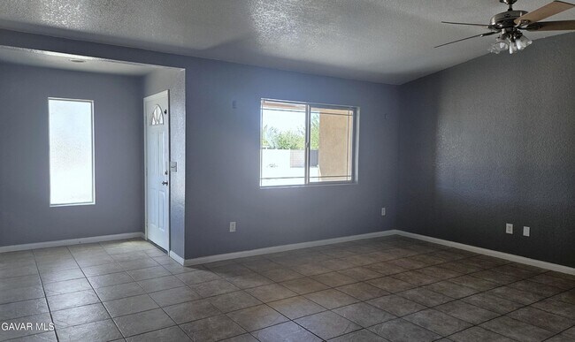 Foto del edificio - 10648 Peach Ave