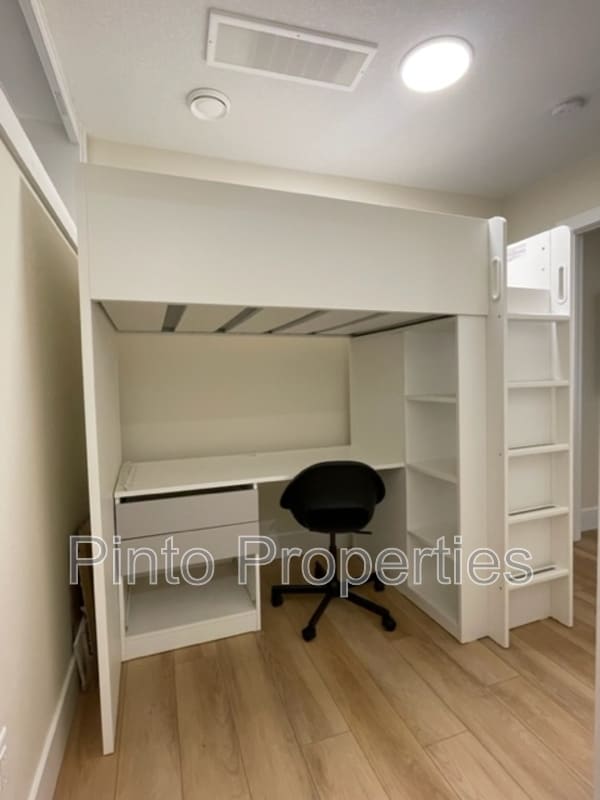 Building Photo - 8717-8110 110 St NW