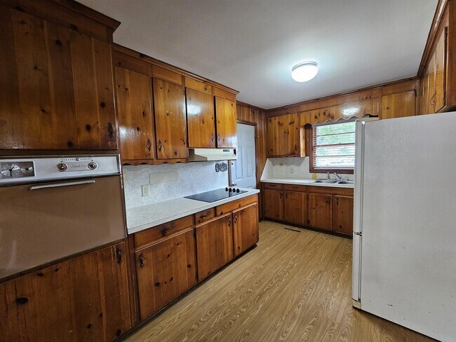 Building Photo - 137 Bolding St
