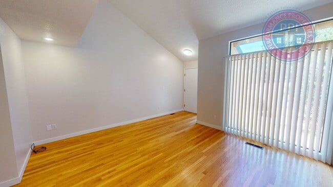 Building Photo - Prime West Linn Location - Walkable to Hig...