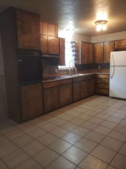 Building Photo - 831 W Elm