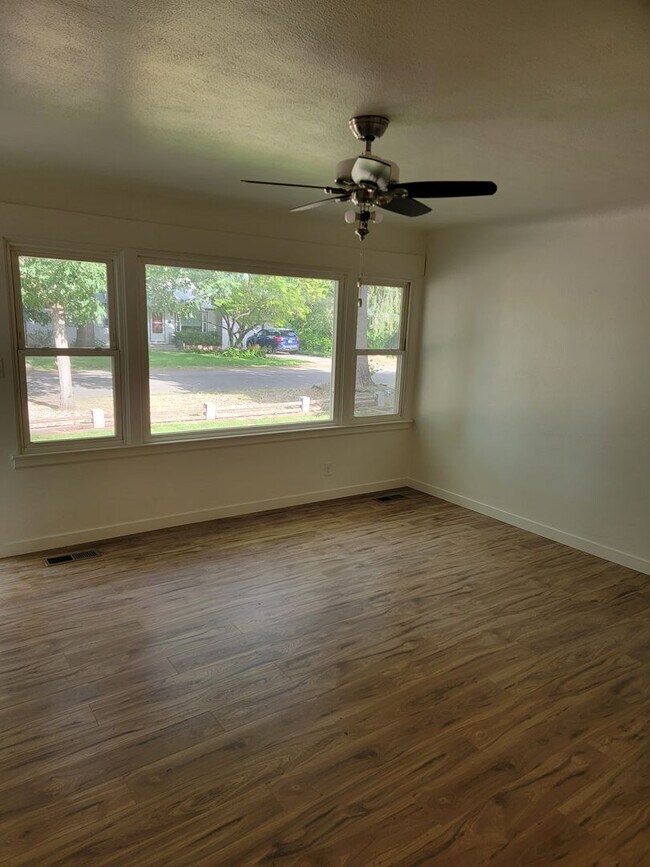 Building Photo - 3 Bed 2 Bath Home