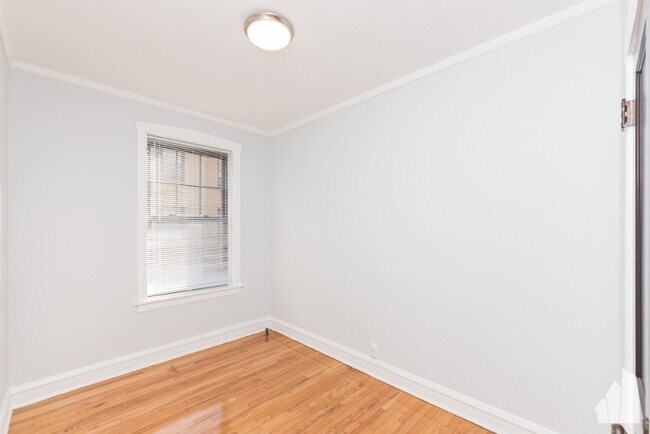 Building Photo - 1621 W Belmont Ave