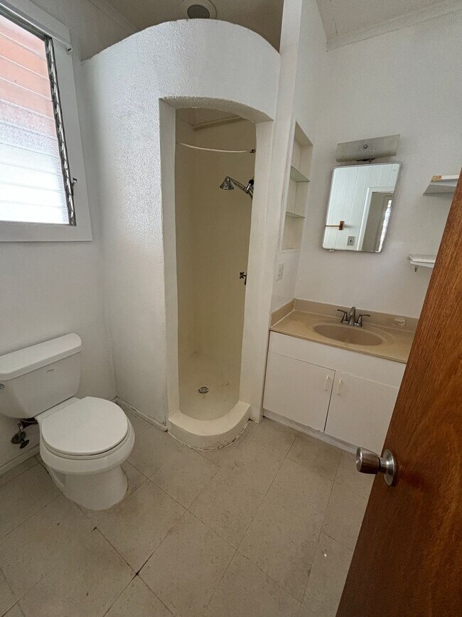 Building Photo - Makiki - 1 Bdrm/1 Bath/No Prkg - $1,200
