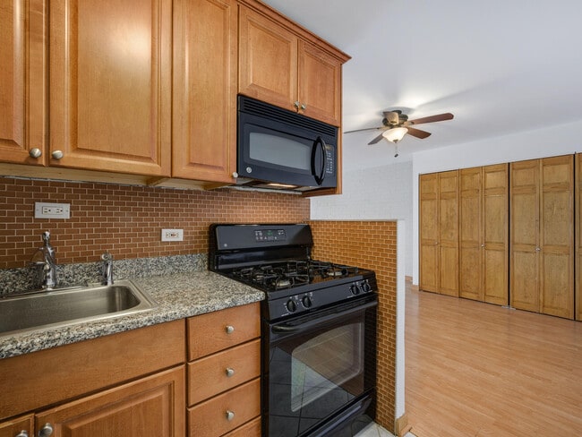 Foto del edificio - 3900 N Pine Grove Ave