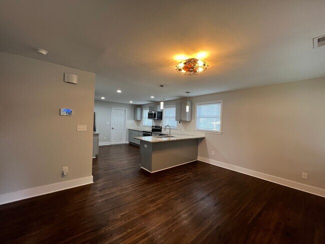 Foto del edificio - Renovated Brick Ranch in NW Charlotte