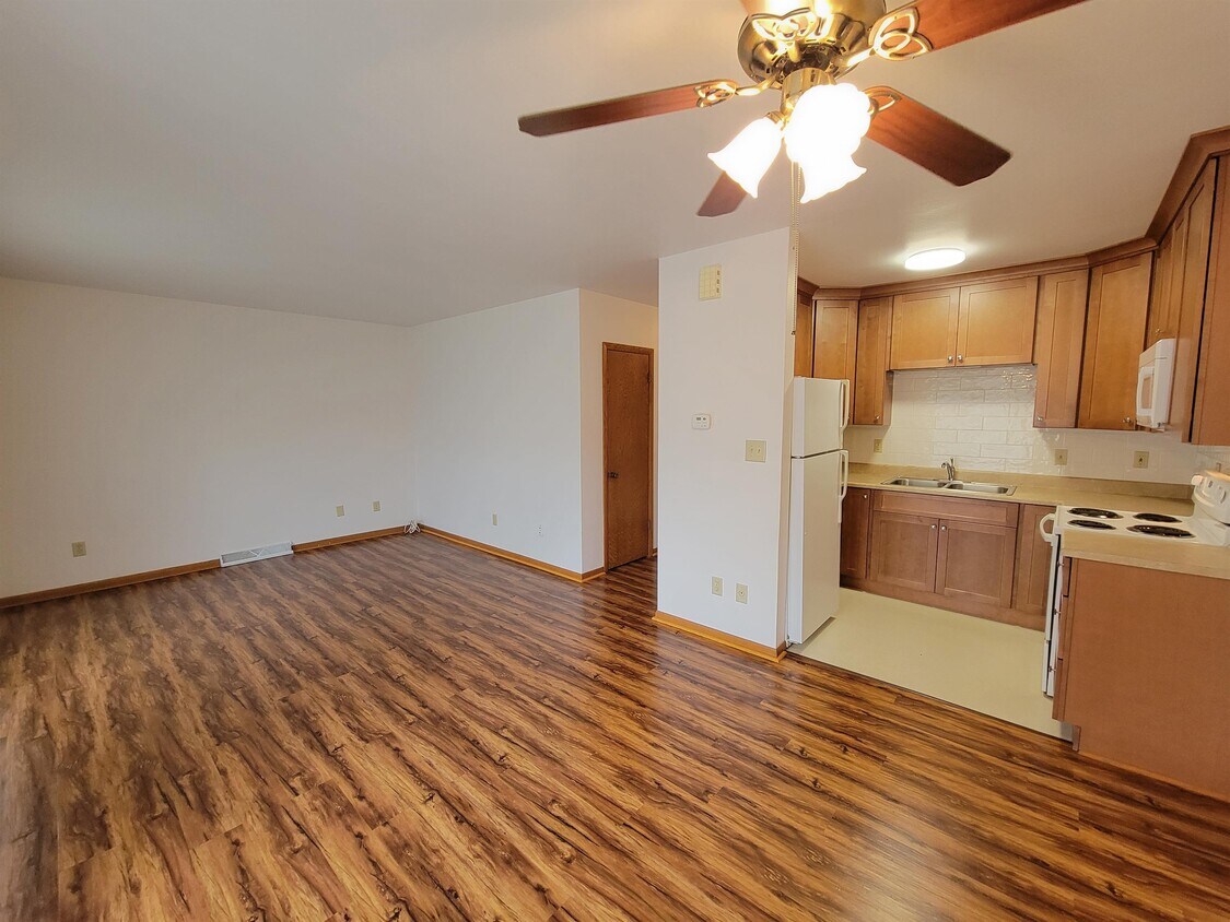 Primary Photo - 2123 Crescent Dr