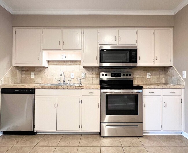 Building Photo - 3 bedroom 2 bath