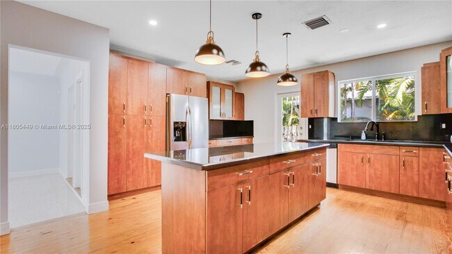 Foto del edificio - 690 NE 51st St