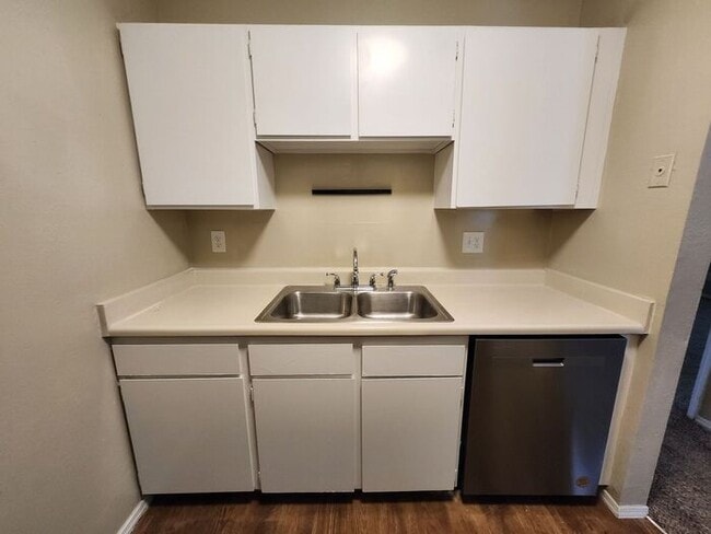 Building Photo - 2-Bedroom Apartment -Great Location! Limit...