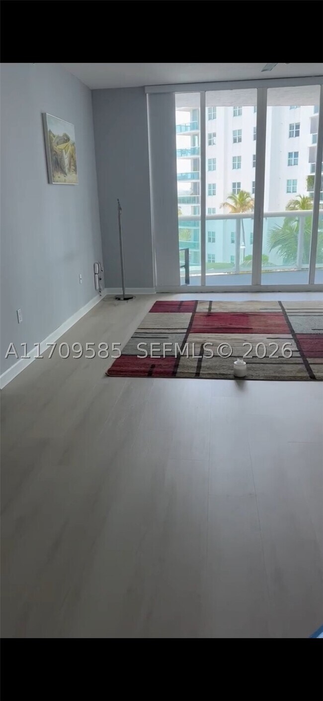 Foto del edificio - 7900 Harbor Island Dr