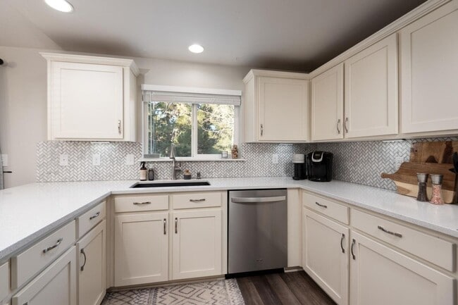 Building Photo - Beautifully Renovated 4-Bedroom Home with ...