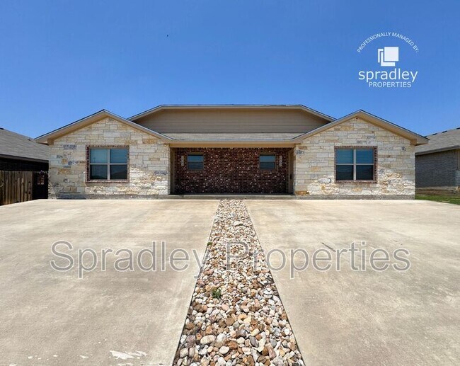 Building Photo - 1560 Kal Ct