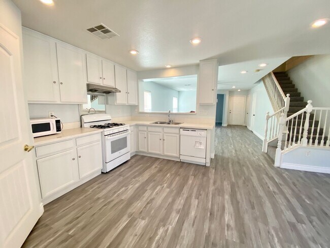 Foto del edificio - 2 story home located in the community of Villas at Desert Breeze! 4 bedrooms 3 total bath located...