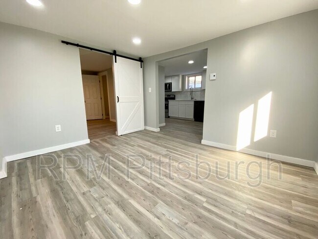 Foto del edificio - 6630 Library Rd