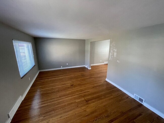 Foto del edificio - Comfortable 3-Bedroom Home with Private Backyard in Pittsburgh!