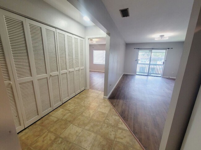 Building Photo - UPDATED 1/1 in Walkable Location w/ Solid Floors, Community Pool, & Washer/Dryer! Avail NOW for $...