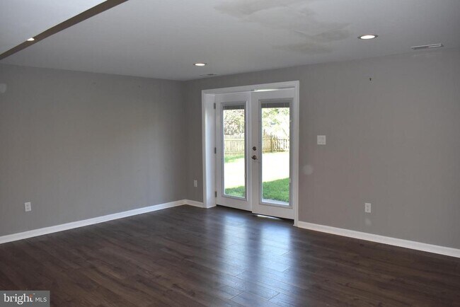 Building Photo - 2174 E Greenleaf Dr