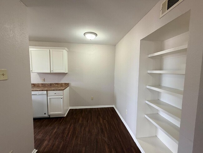 Building Photo - 3302 Salisbury Ave