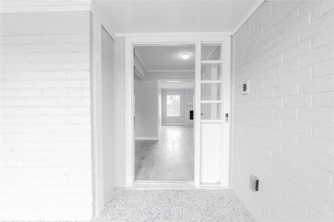 Foto del edificio - 16227 Southampton Dr