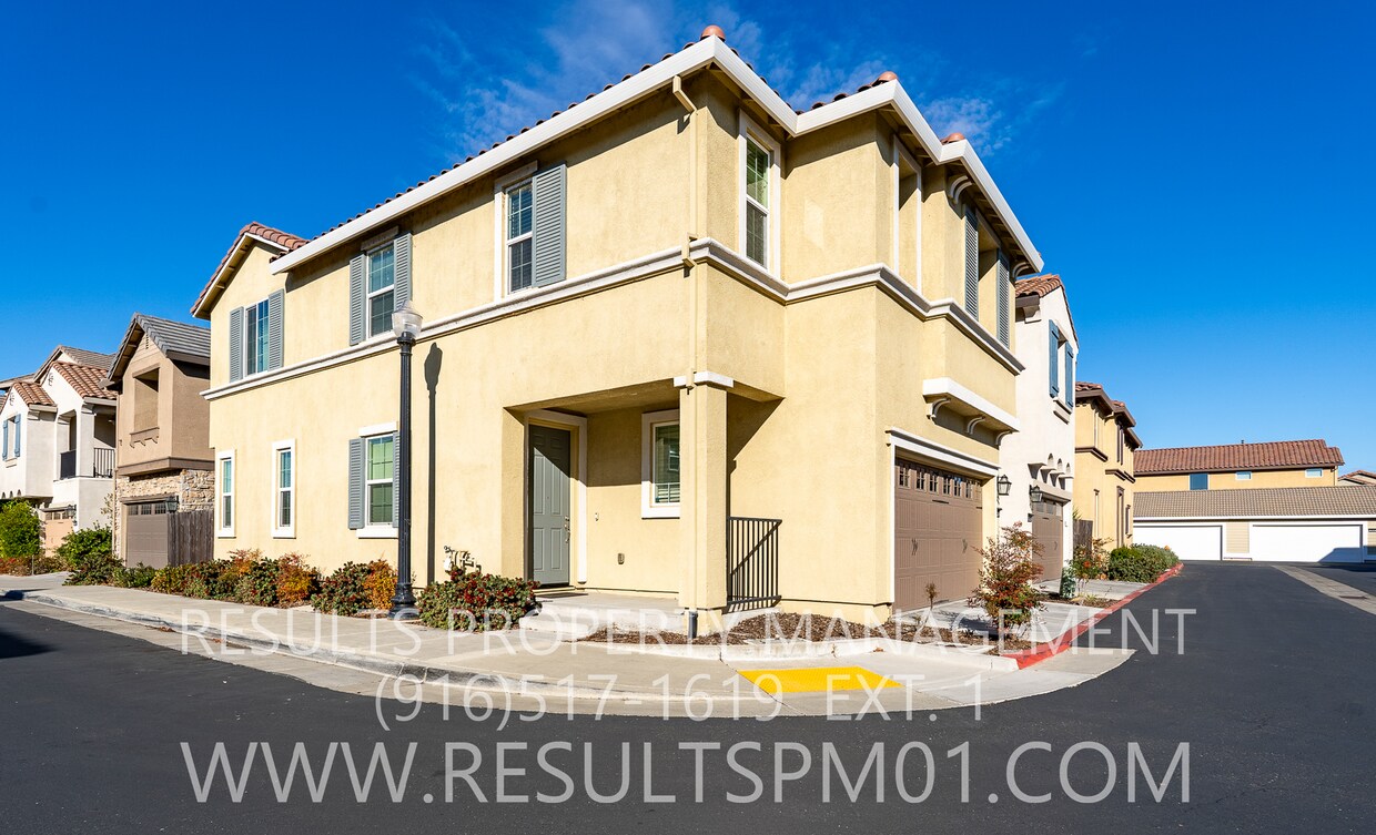 Primary Photo - Stunning 3-Bedroom Home with Loft in Charm...