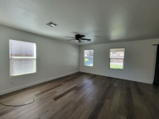Foto del edificio - 4 Bedroom 2 Bathroom Home Close to Shopping and Restaurants!!