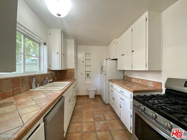 Building Photo - 2 br, 1 bath Condo - 5431 Village Grn